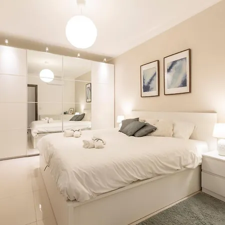 Designer Retreat: Beautiful 2br With Balcony By 360 Estates Appartement