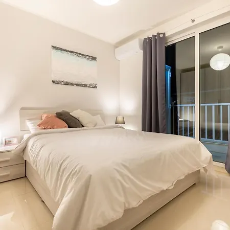 Designer Retreat: Beautiful 2br With Balcony By 360 Estates Appartement *