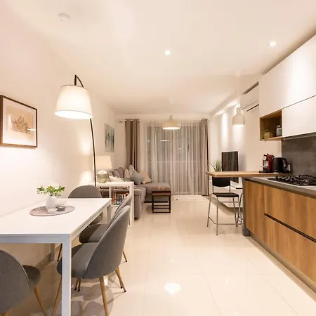 Designer Retreat: Beautiful 2br With Balcony By 360 Estates Apartmán *