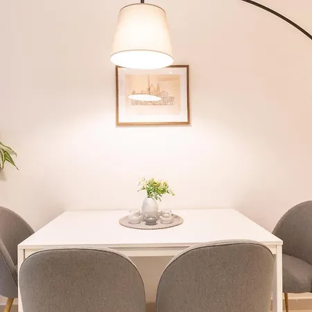Designer Retreat: Beautiful 2br With Balcony By 360 Estates *