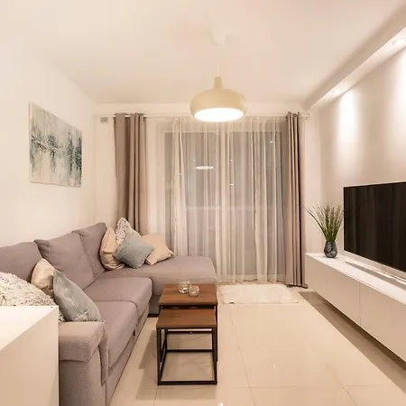 Apartment Designer Retreat: Beautiful 2br With Balcony By 360 Estates