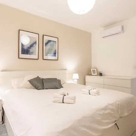 Designer Retreat: Beautiful 2br With Balcony By 360 Estates Apartment *