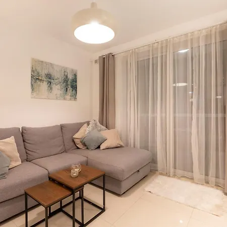 Apartment Designer Retreat: Beautiful 2br With Balcony By 360 Estates