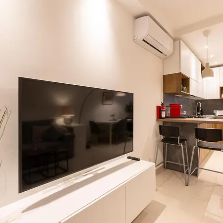 Designer Retreat: Beautiful 2br With Balcony By 360 Estates