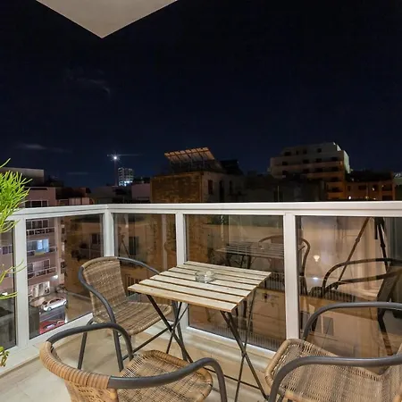 Designer Retreat: Beautiful 2br With Balcony By 360 Estates