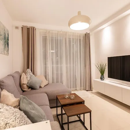 Designer Retreat: Beautiful 2br With Balcony By 360 Estates