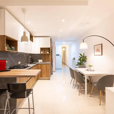 Designer Retreat: Beautiful 2br With Balcony By 360 Estates *