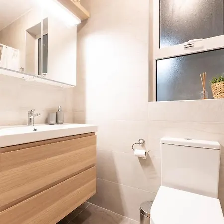 Apartment Designer Retreat: Beautiful 2br With Balcony By 360 Estates Gzira