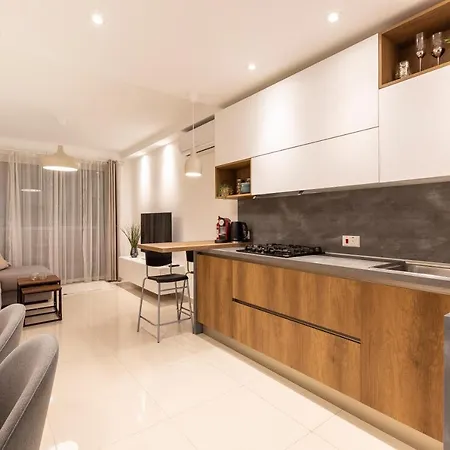 Apartment Designer Retreat: Beautiful 2br With Balcony By 360 Estates Gzira