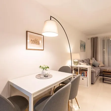 Designer Retreat: Beautiful 2br With Balcony By 360 Estates